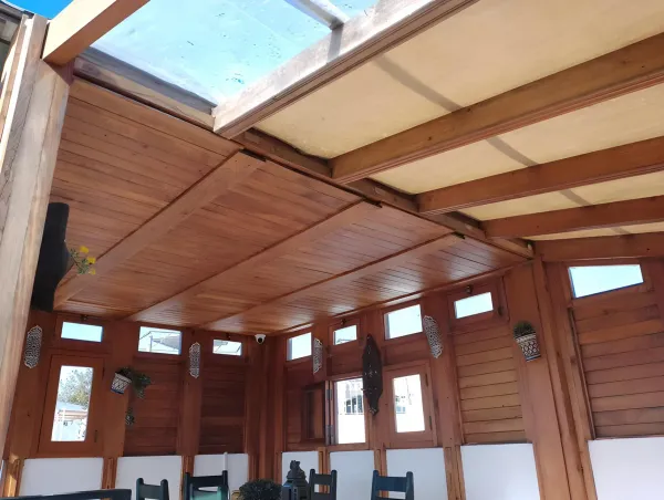 Pergola en bois fermée trois côtés avec fenêtres pour terrasse - conception sur mesure